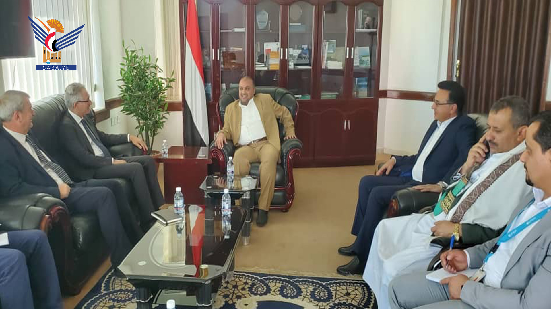 نائب رئيس الوزراء لشؤون الخدمات والتنمية الدكتور حسين مقبولي يلتقي الممثل المقيم الجديد لليونيسف في اليمن